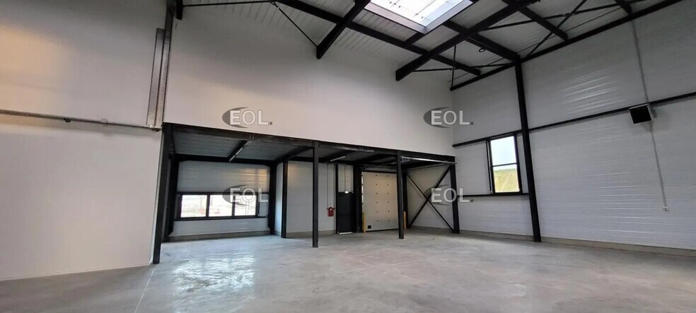 Local d’activités dans Colombier-Saugnieu à louer - Photo de l’immeuble – Image 3 sur 5