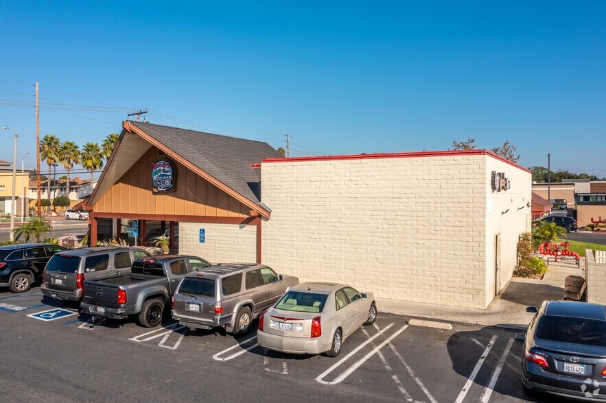 10136 Adams Ave, Huntington Beach, CA à louer - Photo de l’immeuble – Image 3 sur 3