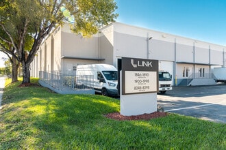 7950-7966 NW 14th St, Miami, FL à louer Photo de l’immeuble– Image 2 sur 4