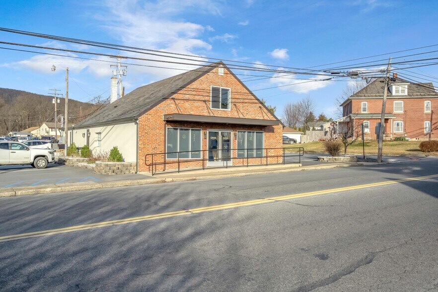 67 Park Ave, Wind Gap, PA à vendre - Photo principale – Image 1 sur 28