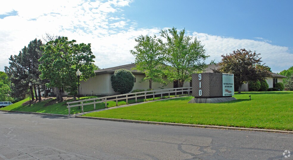 910 Taywood Rd, Englewood, OH à louer - Photo de l’immeuble – Image 3 sur 6