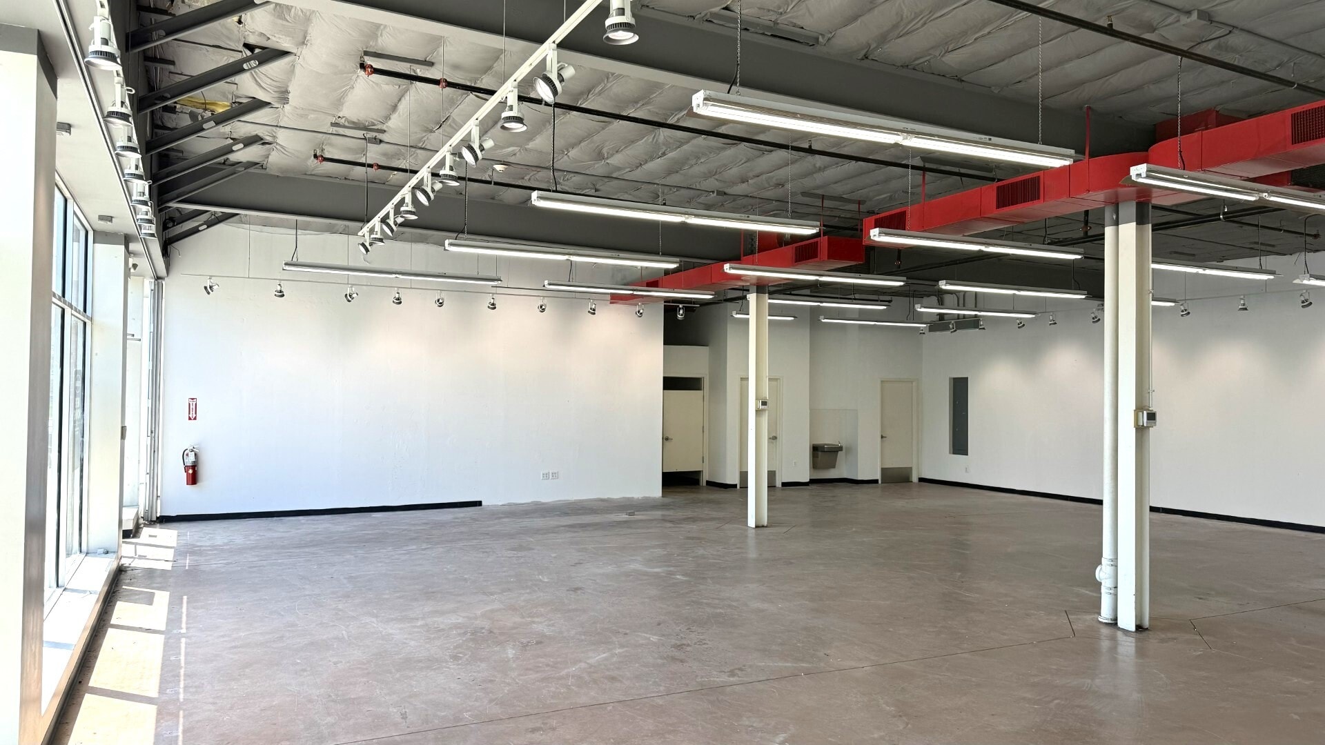 135-137 N Broadway, Hicksville, NY à louer Photo intérieure– Image 1 sur 3