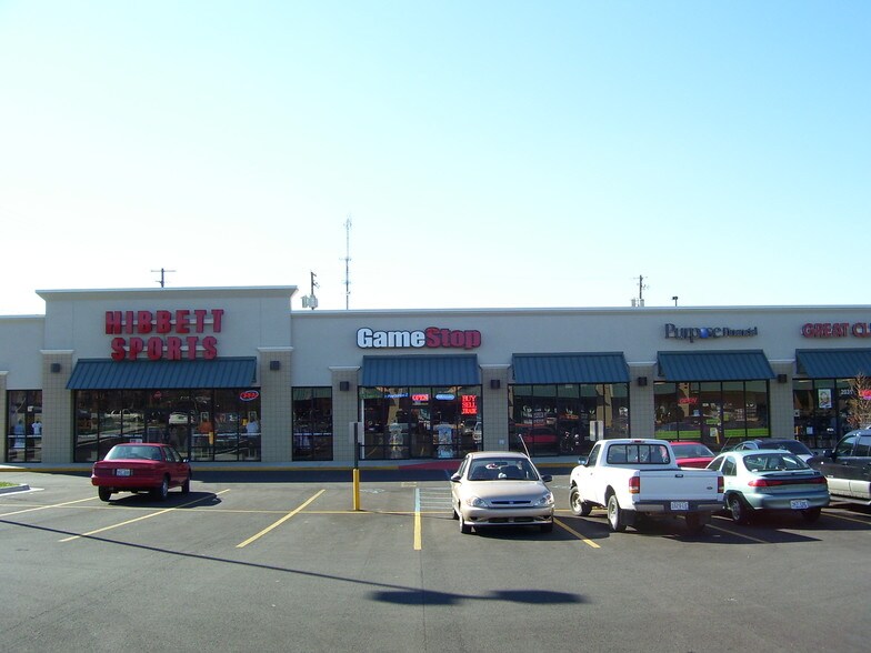 2015-2029 Walmart Way, Radcliff, KY à louer - Photo principale – Image 1 sur 6