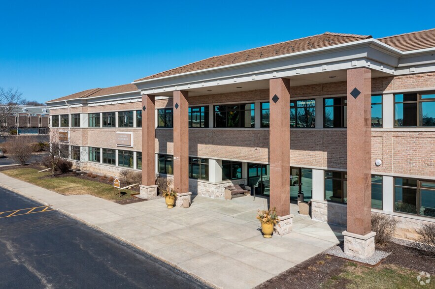 17280 W North Ave, Brookfield, WI à louer - Photo de l’immeuble – Image 3 sur 15