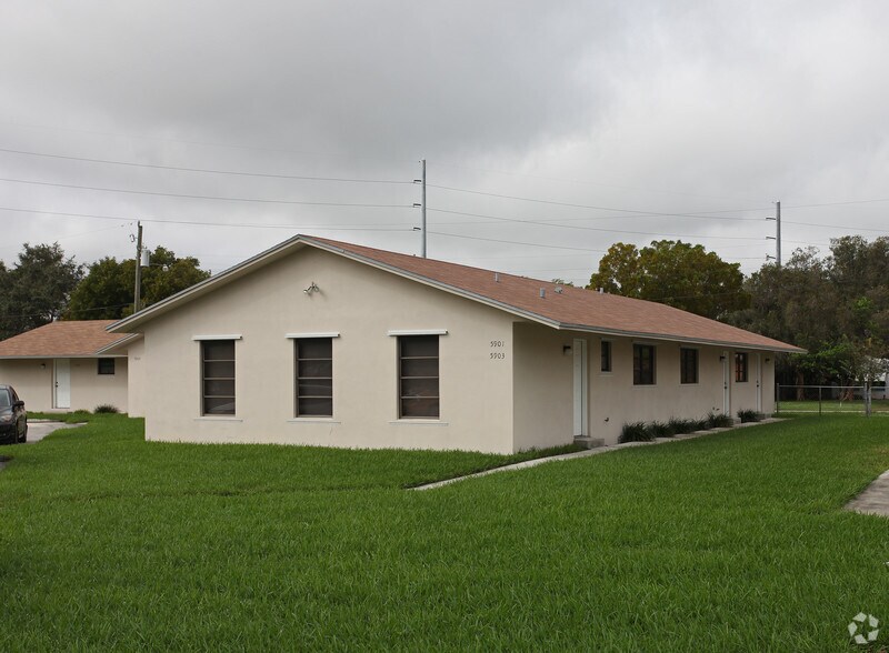 Four large duplex buildings portefeuille de 4 biens à vendre sur LoopNet.fr - Photo principale – Image 2 sur 4