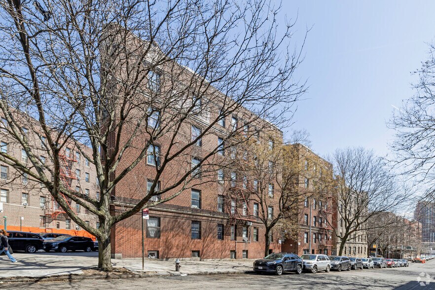 573 Isham St, New York, NY à vendre - Photo principale – Image 1 sur 5