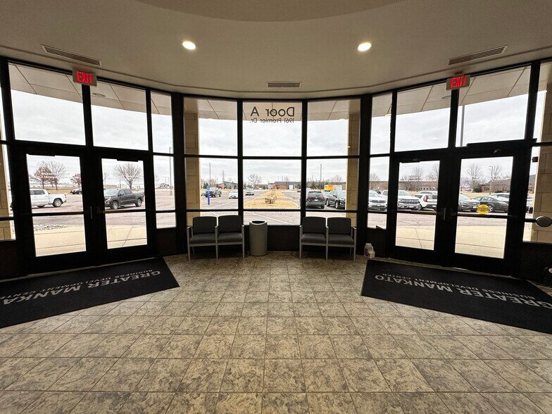 1961 Premier Dr, Mankato, MN à louer - Photo de l’immeuble – Image 1 sur 11