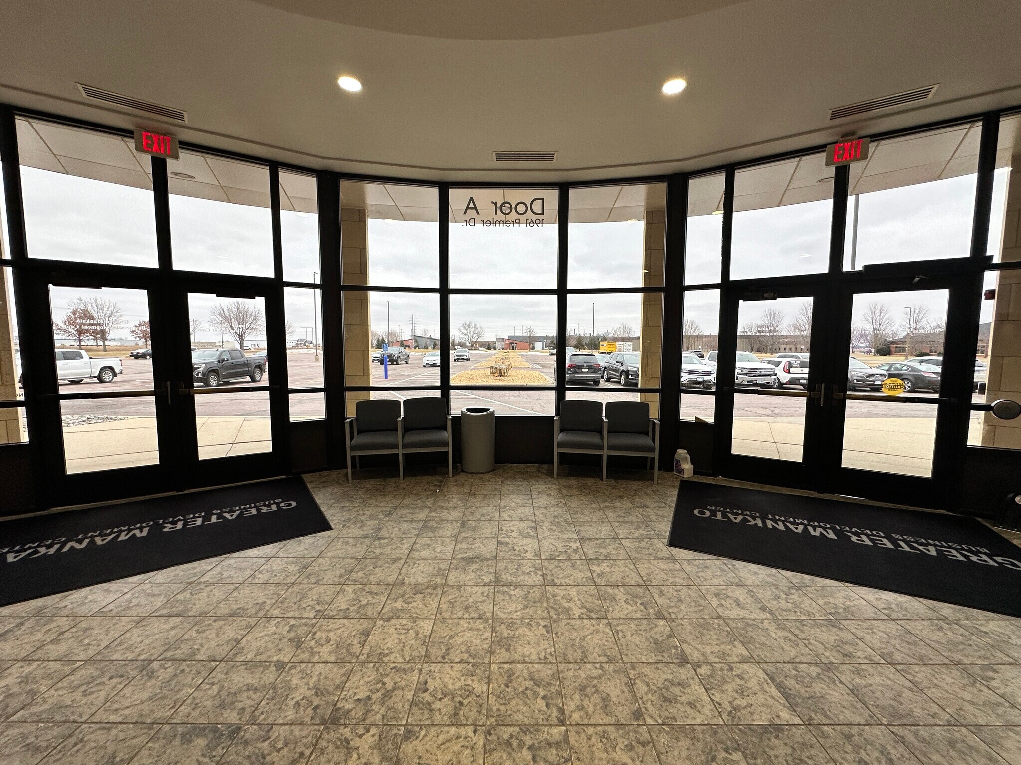 1961 Premier Dr, Mankato, MN à louer Photo de l’immeuble– Image 1 sur 12