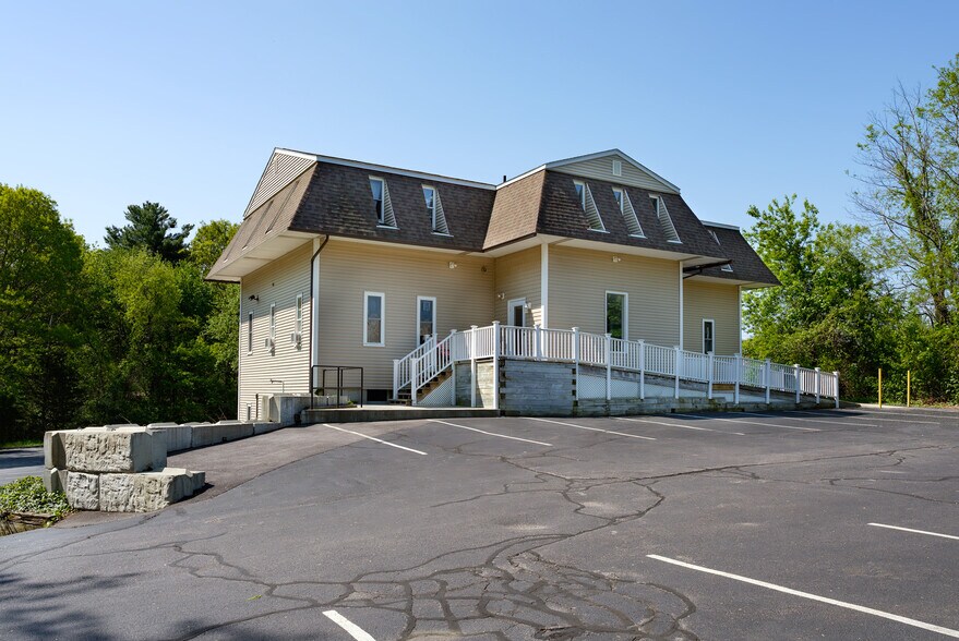 6828 Post Rd, North Kingstown, RI à vendre - Photo de l’immeuble – Image 3 sur 39