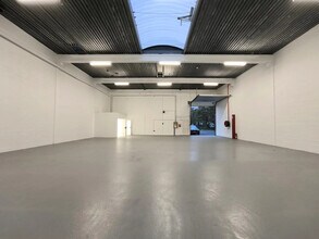 Local d’activités dans Éragny à louer Photo intérieure– Image 2 sur 2