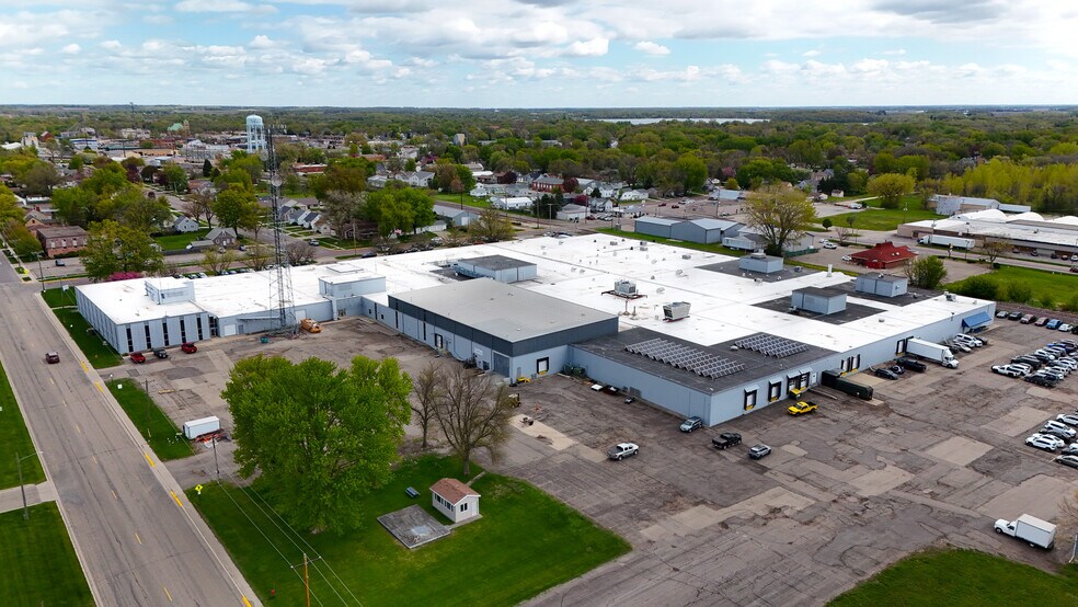 299 Johnson Ave, Waseca, MN à louer - Photo de l’immeuble – Image 1 sur 15