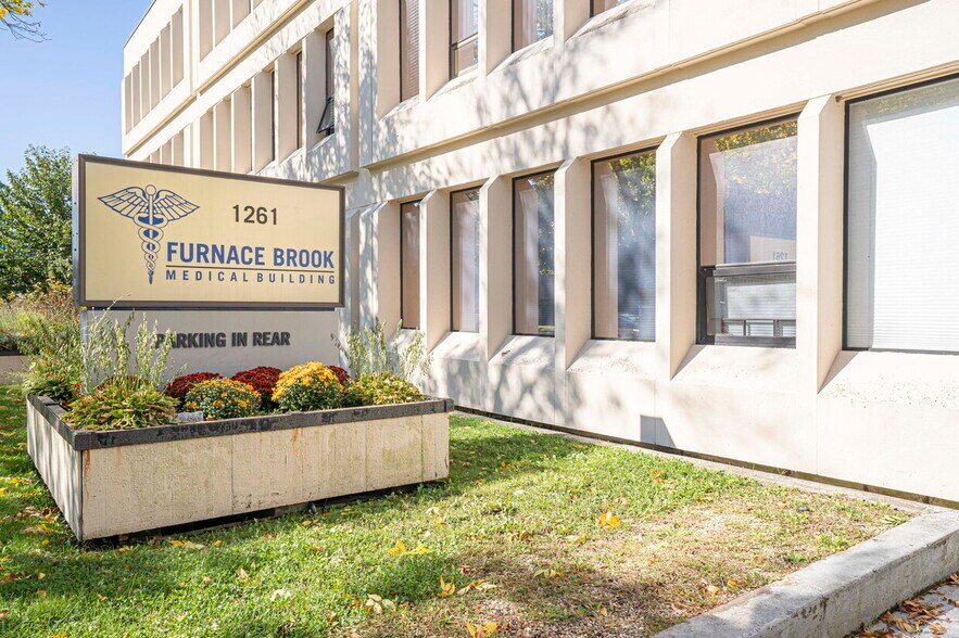 1261 Furnace Brook Pky, Quincy, MA à vendre - Photo de l’immeuble – Image 2 sur 3