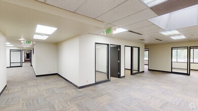4002-4014 148th Ave NE, Redmond, WA à louer Numérisation 3D Matterport– Image 1 sur 5