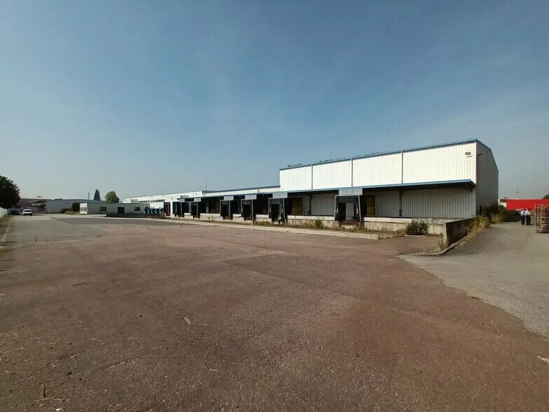 Local d'activités dans Sandouville à vendre - Photo de l’immeuble – Image 1 sur 4