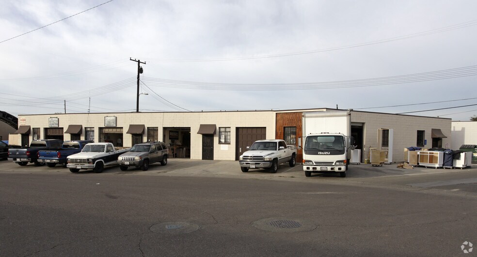 601-611 W Mountain View Ave, La Habra, CA à louer - Photo principale – Image 1 sur 2