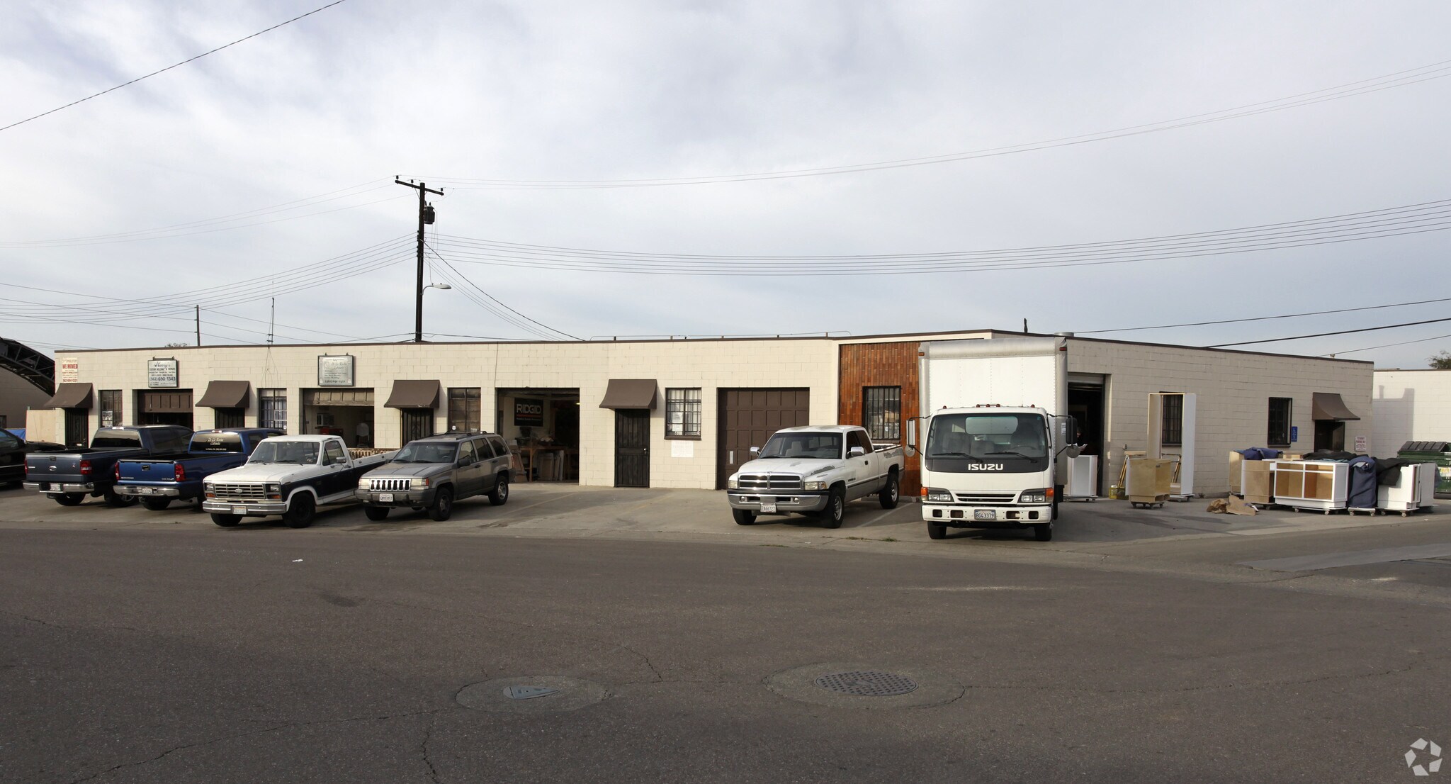 601-611 W Mountain View Ave, La Habra, CA à louer Photo principale– Image 1 sur 3