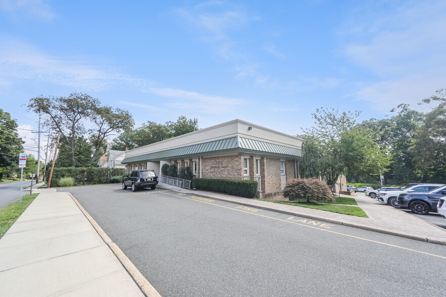 385 S Maple Ave, Glen Rock, NJ à louer - Photo de l’immeuble – Image 2 sur 39