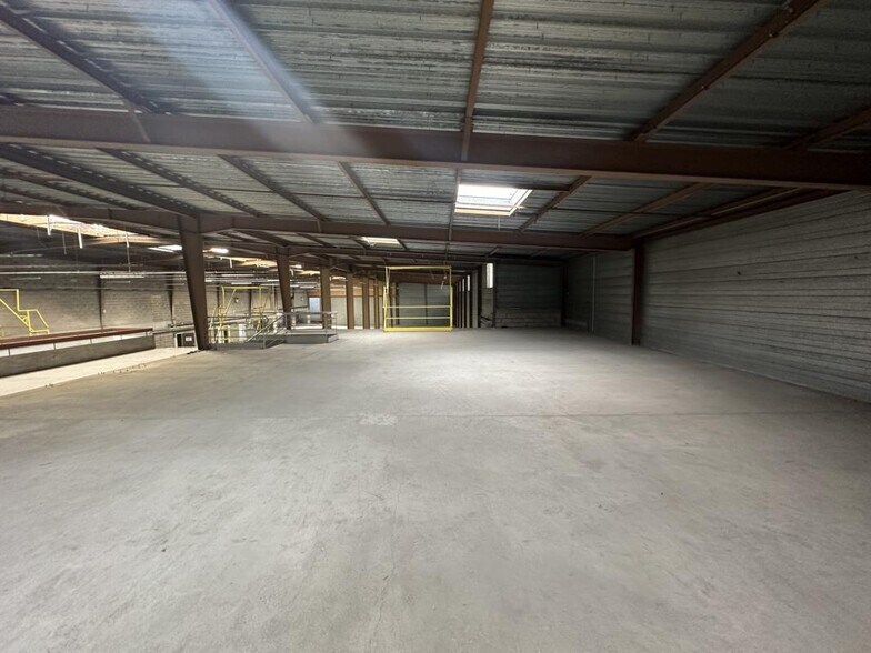 Local d'activités dans Mainvilliers à vendre - Photo de l’immeuble – Image 2 sur 21