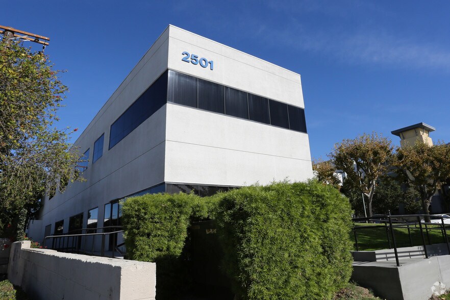 2501 E Chapman Ave, Fullerton, CA à louer - Photo principale – Image 3 sur 13