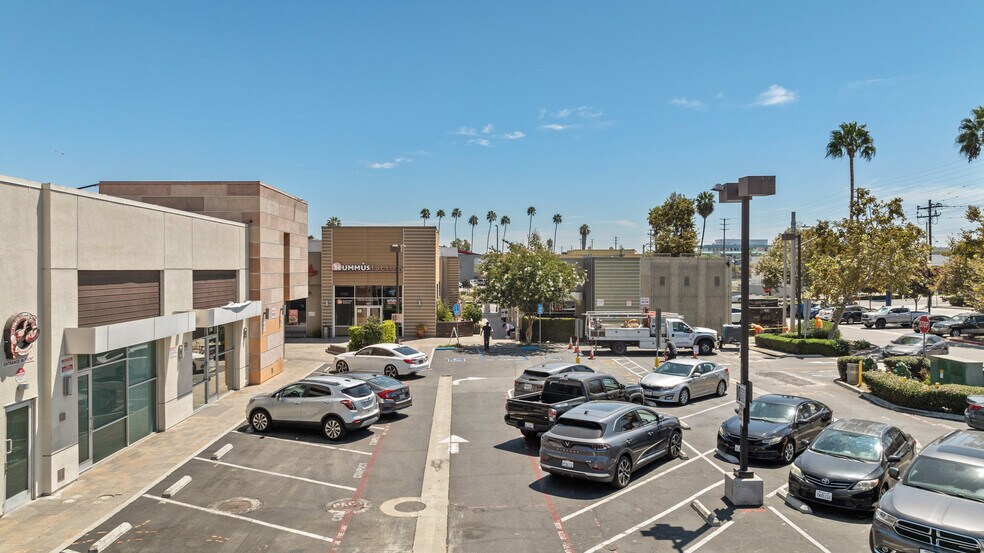 8266 Firestone Blvd, Downey, CA à louer - Photo de l’immeuble – Image 3 sur 19