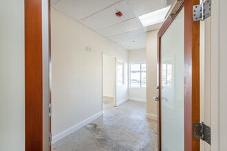 6711 Forest Lawn Dr, Los Angeles, CA à louer Photo intérieure– Image 1 sur 6