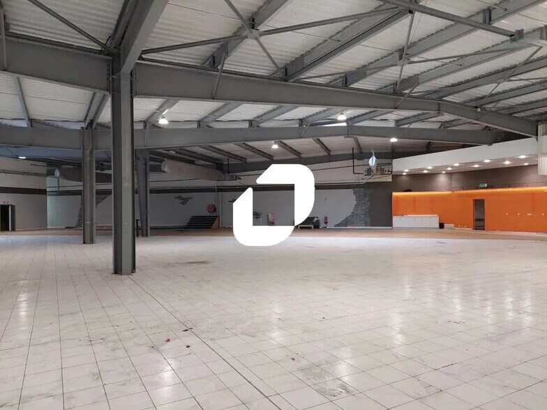 Local commercial dans Maurepas à louer - Photo de l’immeuble – Image 2 sur 6