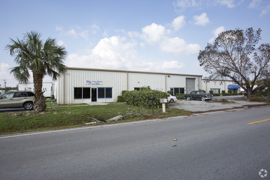 4073-4081 Mercantile Ave, Naples, FL à louer - Photo principale – Image 1 sur 4