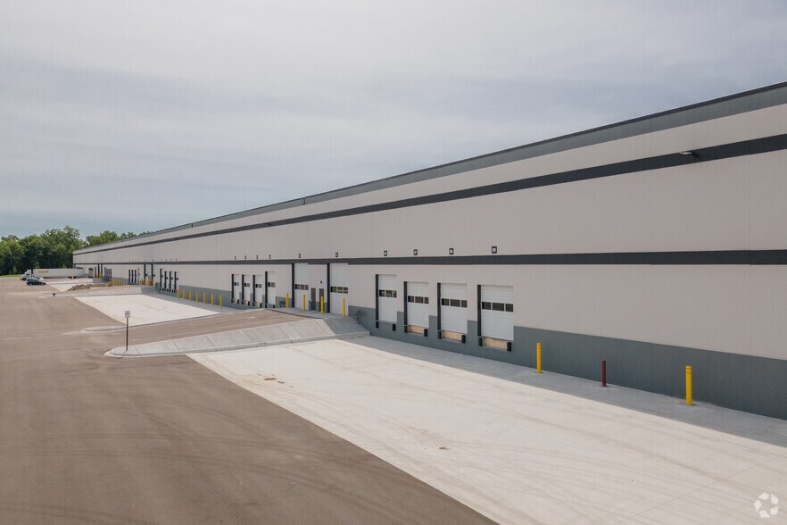 42000 Ecorse Rd, Van Buren Township, MI à louer - Photo de l’immeuble – Image 2 sur 5