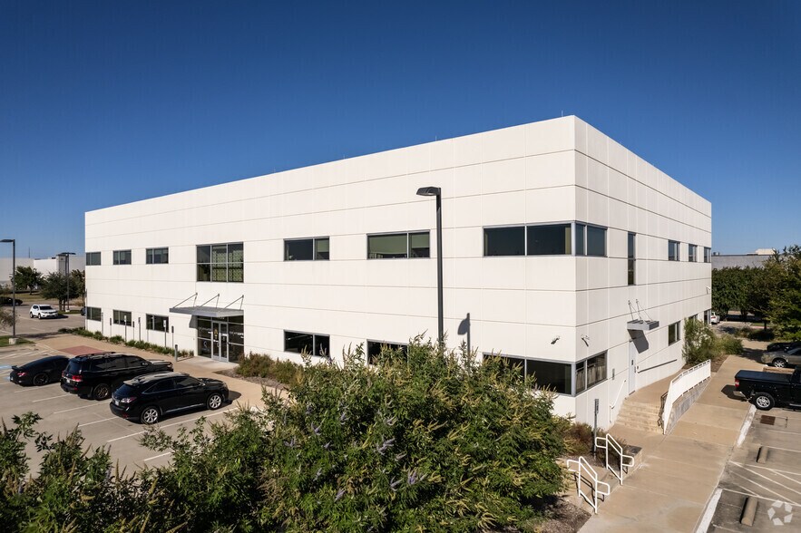 4090 Mapleshade Ln, Plano, TX à louer - Photo de l’immeuble – Image 2 sur 13