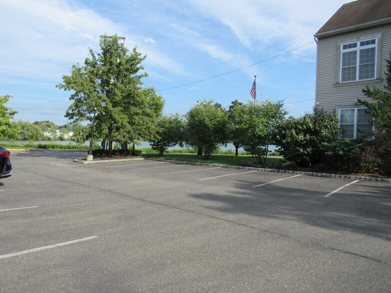 100 Lakeview Ave, Jamesburg, NJ à louer - Photo de l’immeuble – Image 3 sur 6