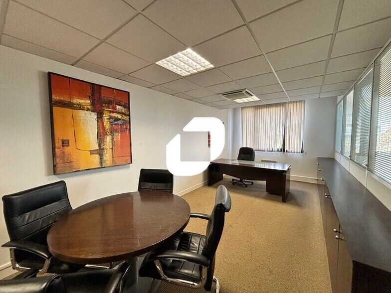 Bureau dans Évry-Courcouronnes à vendre - Photo intérieure – Image 1 sur 9