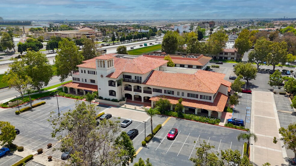 711 E Daily Dr, Camarillo, CA à louer - Photo de l’immeuble – Image 2 sur 8