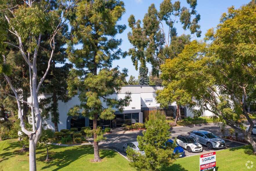 16307-16331 Arthur St, Cerritos, CA à louer - Photo de l’immeuble – Image 3 sur 6