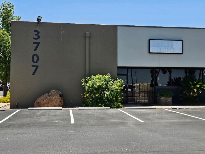 3707 E Broadway Rd, Phoenix, AZ à louer - Photo de l’immeuble – Image 1 sur 1