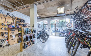 1825 Rue Tillemont, Montréal, QC à louer Photo de l’immeuble– Image 1 sur 1