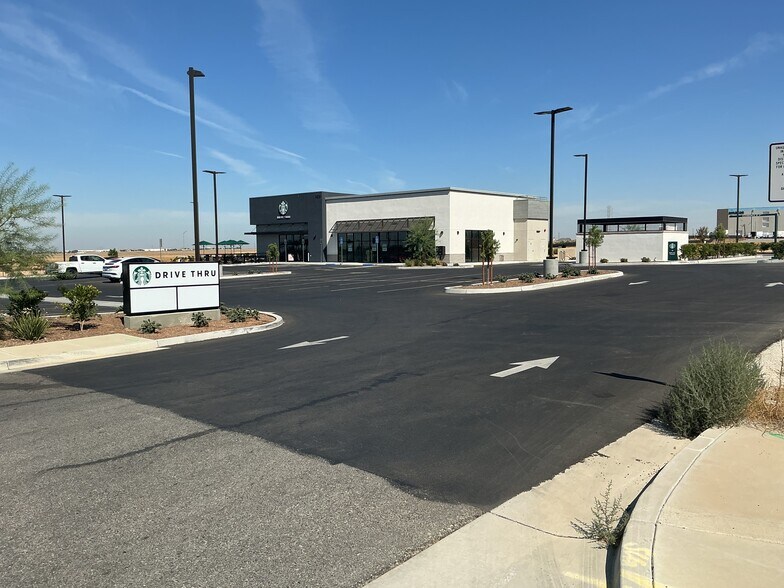 1428 Merle Haggard Dr, Bakersfield, CA à vendre - Photo principale – Image 1 sur 10