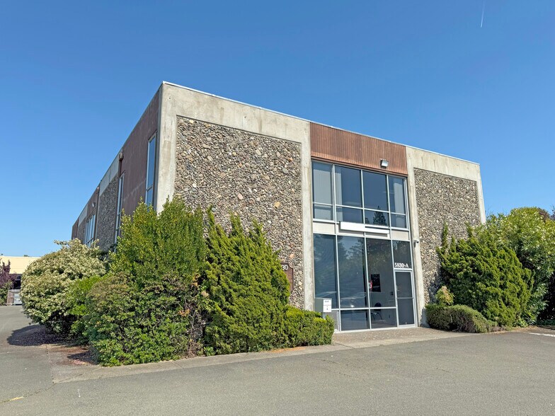5830 Commerce Blvd, Rohnert Park, CA à vendre - Photo de l’immeuble – Image 2 sur 12