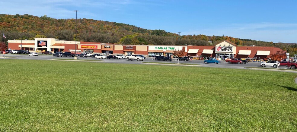 2422 Madison Marketplace, Hamilton, NY à louer - Photo de l’immeuble – Image 2 sur 4