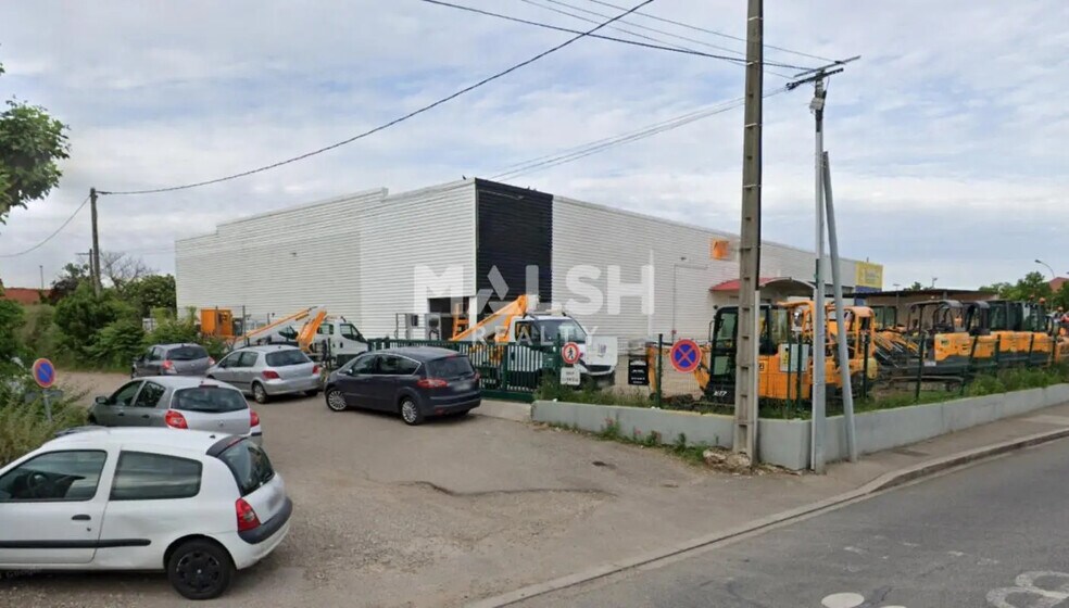 Local d’activités dans Vaulx-en-Velin à louer - Photo de l’immeuble – Image 1 sur 3
