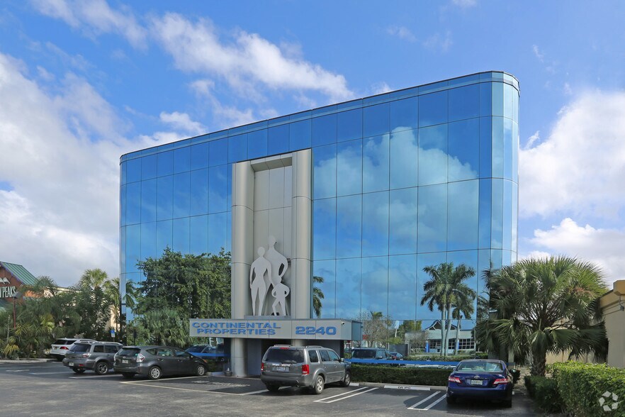 2240 Palm Beach Lakes Blvd, West Palm Beach, FL à vendre - Photo de l’immeuble – Image 3 sur 49