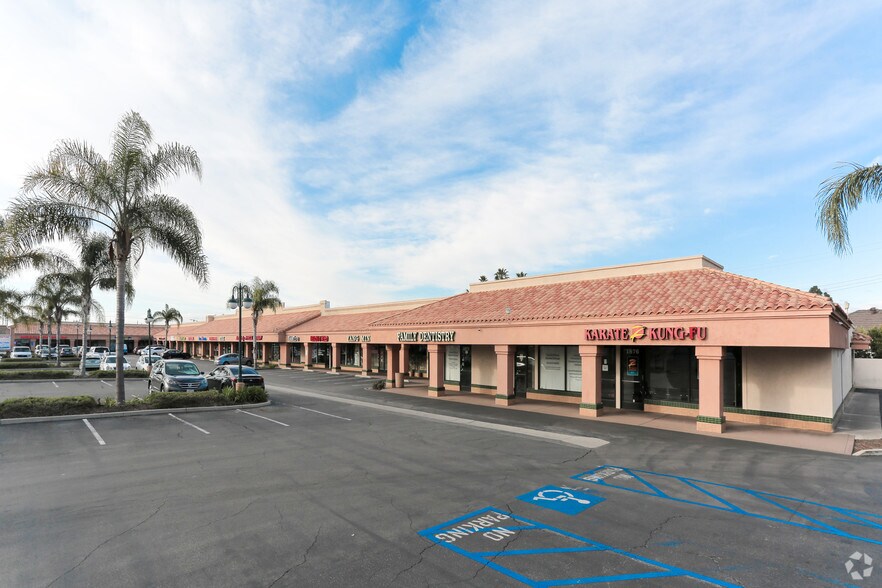 1832-1882 N Tustin Ave, Orange, CA à louer - Photo de l’immeuble – Image 2 sur 5