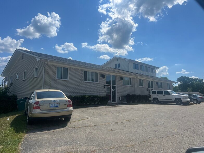 Hillview Apartments portefeuille de 3 biens à vendre sur LoopNet.fr - Photo principale – Image 1 sur 5