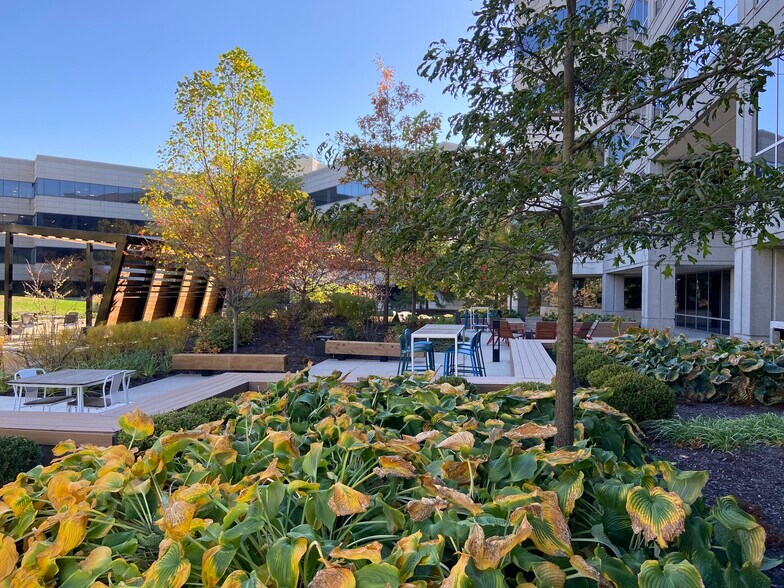 250 E 96th St, Indianapolis, IN à louer - Photo de l’immeuble – Image 2 sur 6