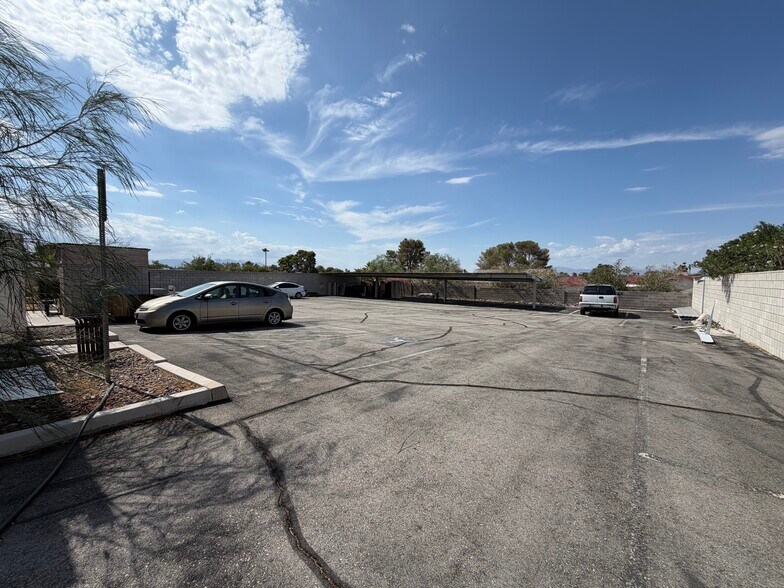 3036 E Russell Rd, Las Vegas, NV à vendre - Photo de l’immeuble – Image 3 sur 13