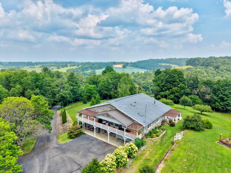 1661 Turner Spur Rd, Fancy Gap, VA à vendre - Photo principale – Image 1 sur 84