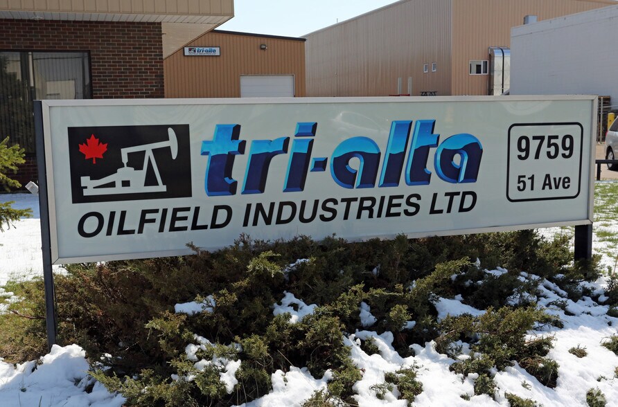 9759 51st Ave NW, Edmonton, AB à louer - Photo de l’immeuble – Image 2 sur 9