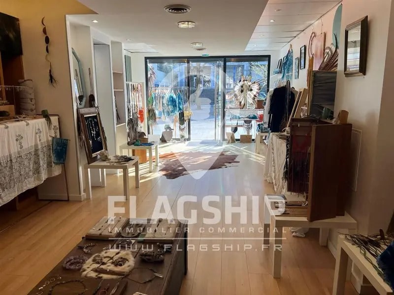 Local commercial dans Suresnes à louer Photo intérieure– Image 1 sur 8