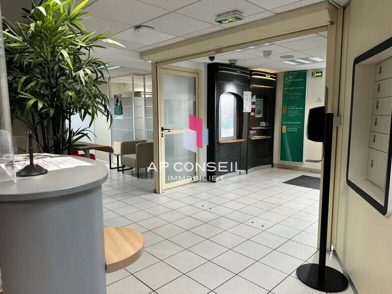 Local d’activités dans Versailles à louer - Photo de l’immeuble – Image 3 sur 6