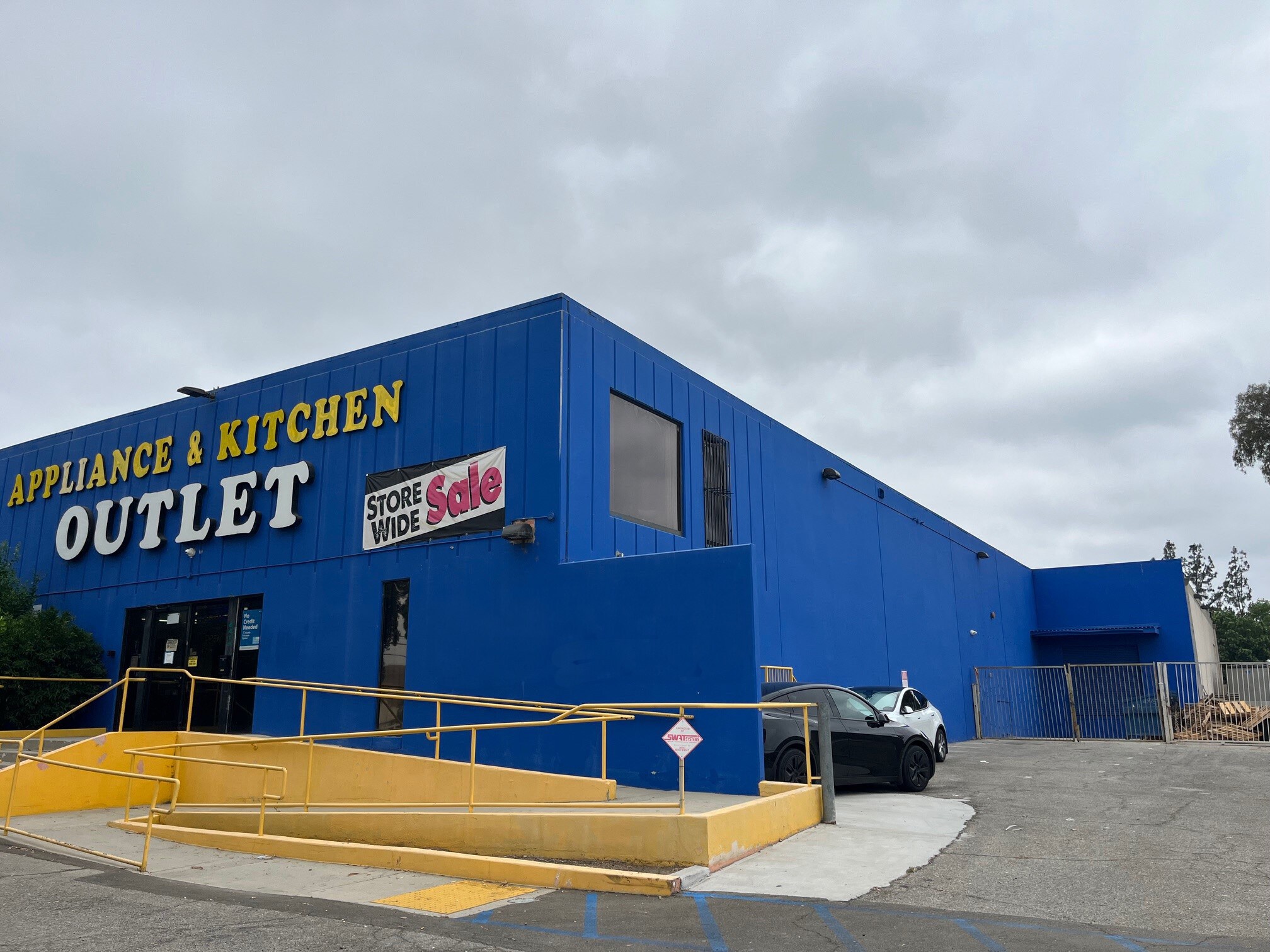 6415 De Soto Ave, Woodland Hills, CA à louer Photo de l’immeuble– Image 1 sur 2