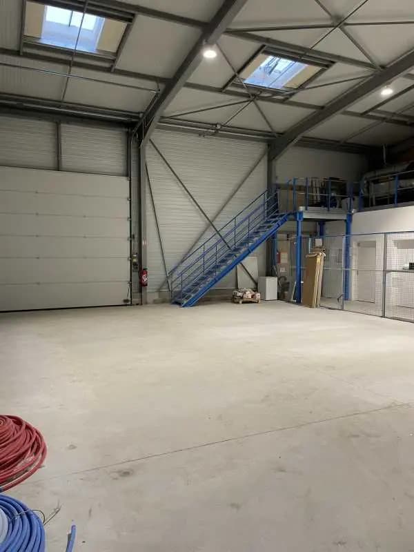 Plus de détails pour Local d’activités à vendre